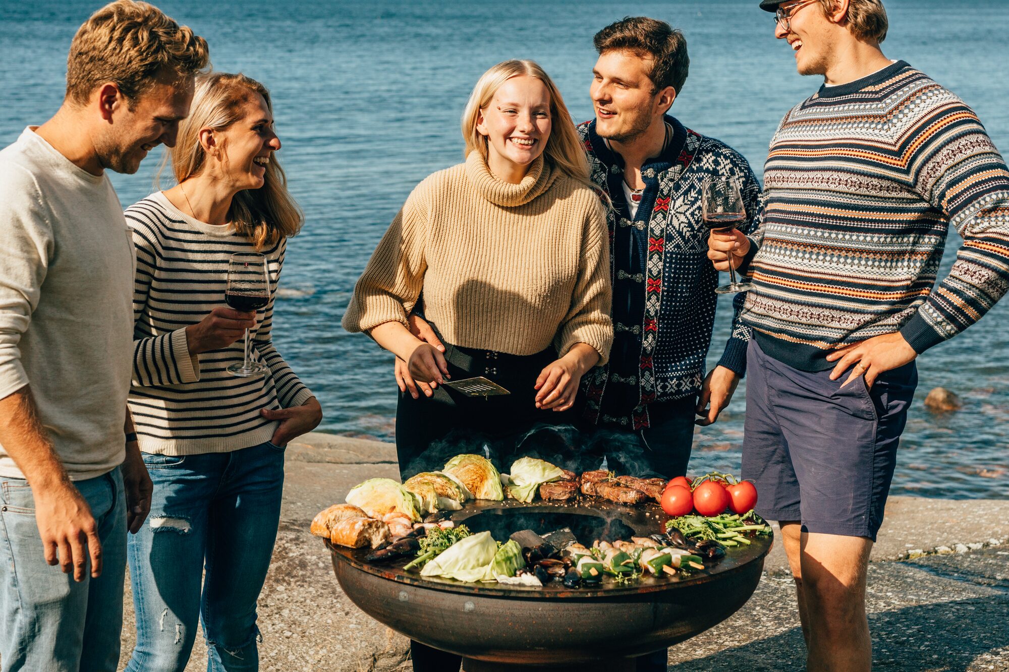 Ystäviä kokoontuneena TULIOn ääreen